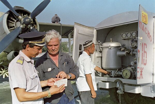 Первый пилот Солиджон Расулов и авиамеханик Юрий Павлов после полета. Коканд, 1978 год. - Sputnik Узбекистан