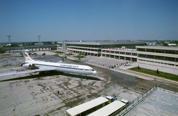 Строительство первого аэропорта в Узбекской ССР — в Ташкенте — началось в 1932 году. На фото — новый аэровокзал города Ташкента в 1979 году. - Sputnik Узбекистан