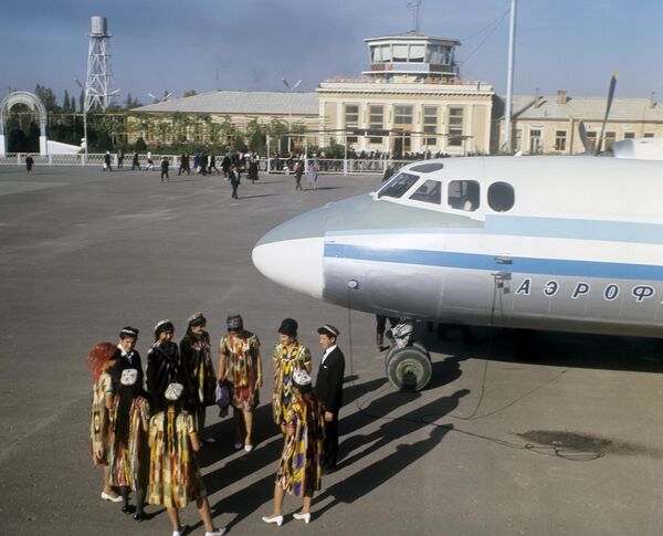 Первая международная воздушная линия &quot;Ташкент — Кабул&quot; из Узбекской ССР открылась еще в 1927 году. В 70-х годах прошлого века началось активное строительство воздушных портов в областных центрах республики. Аэропорт в городе Фергане, 1970 год. - Sputnik Узбекистан