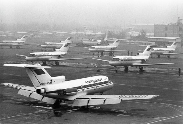 В 1977 году был осуществлен перелет из Куйбышева в Ташкент первого в Узбекистане самолета Ту-154, эксплуатация которых продолжалась в Узбекистане вплоть до 2010 года. Самолеты Аэрофлота на поле Ташкентского аэропорта в 1984 году. - Sputnik Узбекистан