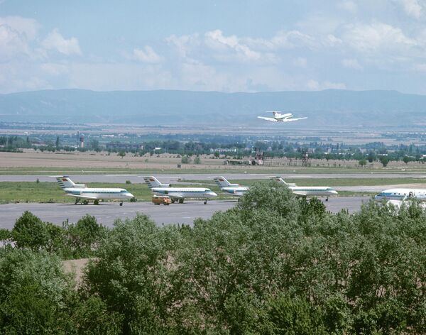 Самолеты из Узбекской ССР активно летали в соседние республики. Аэропорт города Ош в 1974 году. - Sputnik Узбекистан