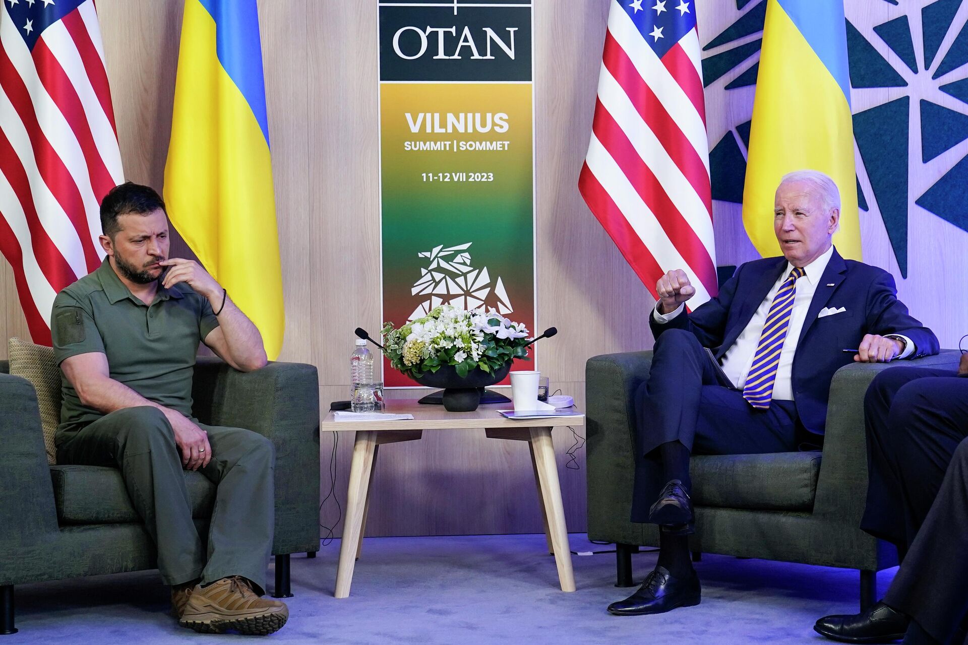 Президент Украины Владимир Зеленский и президент США Джо Байден во время встречи на полях саммита НАТО в Вильнюсе. - Sputnik Узбекистан, 1920, 18.08.2023