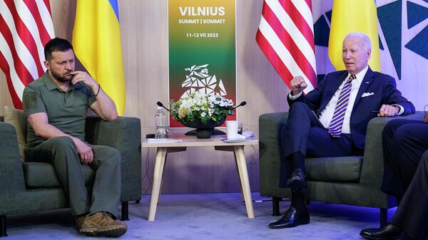 Prezident Ukraini Vladimir Zelenskiy i prezident SShA Djo Bayden vo vremya vstrechi na polyax sammita NATO v Vilnyuse. Arxivnoe foto - Sputnik O‘zbekiston