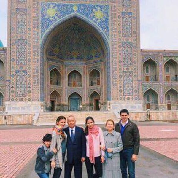 Самые счастливые и трогательные моменты — в кругу семьи. Ислам Каримов был любящим и заботливым сыном, мужем, отцом и дедом. - Sputnik Узбекистан