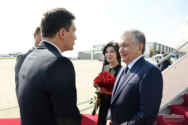 Шавкат Мирзиёев вместе с супругой прибыл с рабочим визитом в город Будапешт. - Sputnik Узбекистан