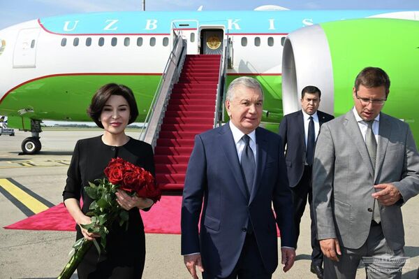 Шавкат Мирзиёев вместе с супругой прибыл с рабочим визитом в город Будапешт. - Sputnik Узбекистан