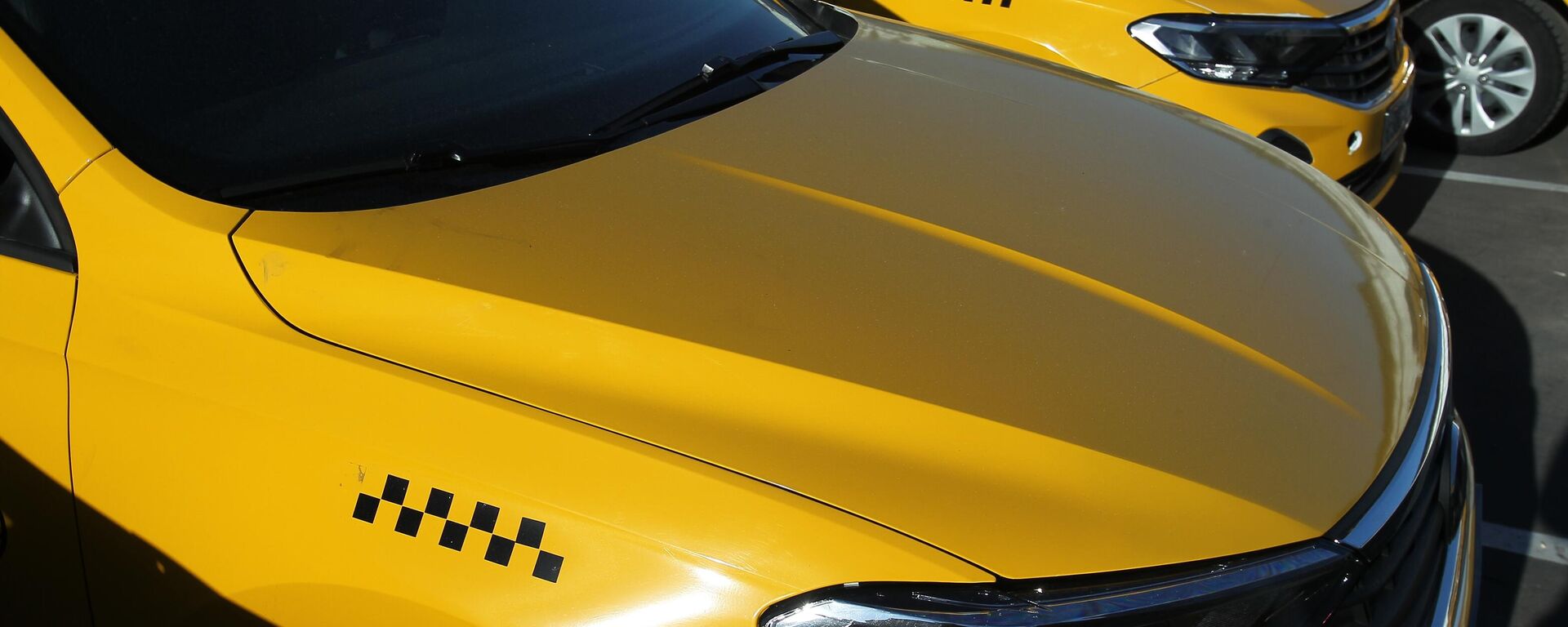 Такси, архивное фото - Sputnik Ўзбекистон, 1920, 09.12.2025