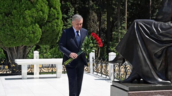 Мирзиёев посетил могилу Гейдара Алиева в Баку - Sputnik Узбекистан