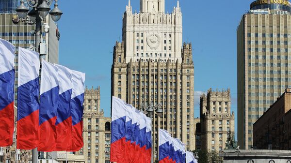 Российские флаги, установленные в Москве ко Дню государственного флага России - Sputnik Узбекистан