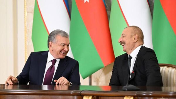 Shavkat Mirziyoyev va  Ilhom Aliyev ommaviy axborot vositalari vakillari uchun bayonot berishdi. - Sputnik O‘zbekiston