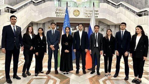 Студенты из Узбекистана проходят стажировку в посольстве республики в России - Sputnik Узбекистан