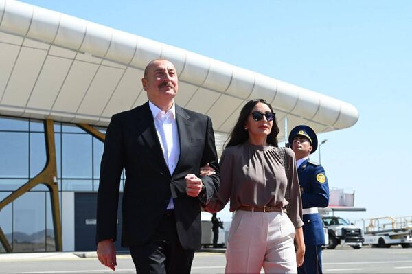 Высоких гостей в Физулинском международном аэропорту встретил президент Азербайджана Ильхам Алиев с супругой. - Sputnik Узбекистан