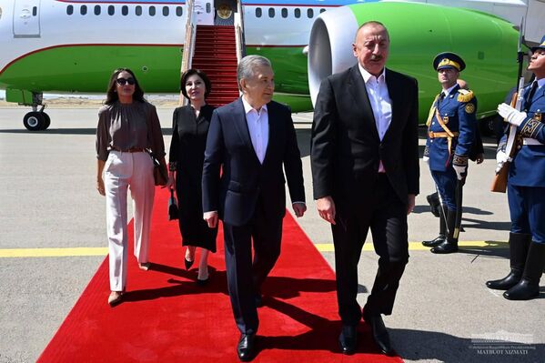 Президент Республики Узбекистан Шавкат Мирзиёев вместе с супругой прибыл в город Физули - Sputnik Ўзбекистон