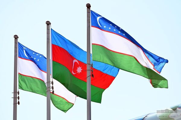 Флаги Узбекистана и Азербайджана. - Sputnik Узбекистан