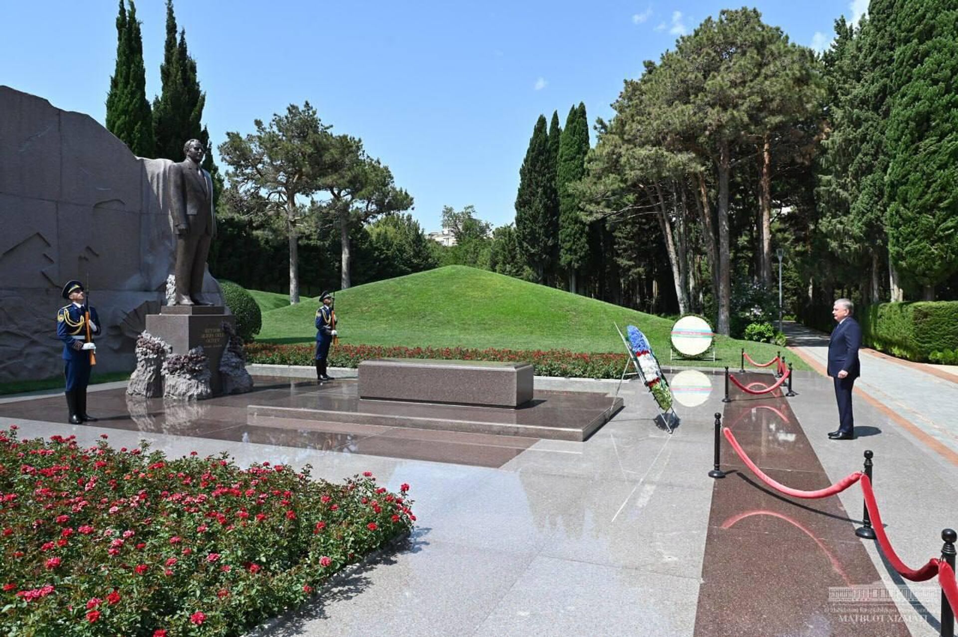 По прибытии в Азербайджан Шавкат Мирзиёев посетил Аллею Почета и возложил цветы к могиле Гейдара Алиева - Sputnik Узбекистан, 1920, 24.08.2023