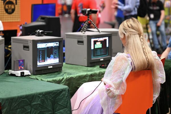 Стенд с самыми старыми компьютерными играми. - Sputnik Узбекистан
