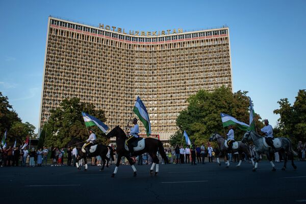 Конный парад, посвященный 32-ой годовщине независимости Узбекистана - Sputnik Узбекистан