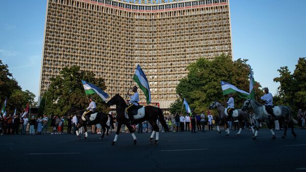 В Ташкенте состоялся конный парад, посвященный 32-ой годовщине независимости Узбекистана  - Sputnik Узбекистан