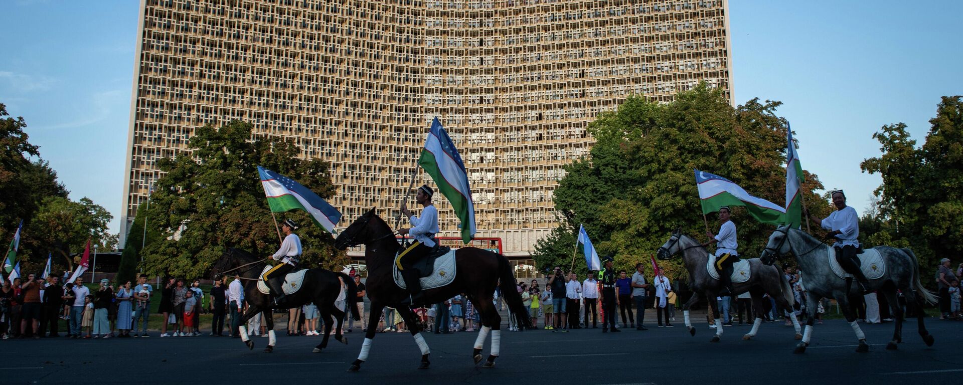 В Ташкенте состоялся конный парад, посвященный 32-ой годовщине независимости Узбекистана  - Sputnik Узбекистан, 1920, 26.08.2023