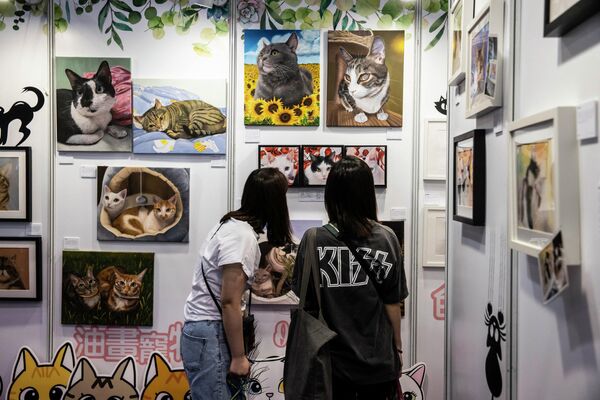 Полюбоваться можно не только живыми кошками, но и картинами и другими арт-объектами, посвященными пушистым любимцам. - Sputnik Узбекистан