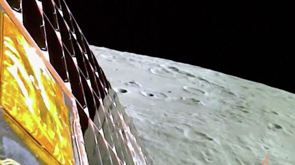 Космический аппарат Чандраян-3 готовится к посадке на поверхность Луны в среду, 23 августа 2023 года. - Sputnik Ўзбекистон