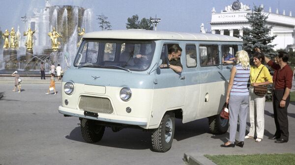 Советский автобус УАЗ-452 В, выпускаемый с 1965-го года Ульяновским автомобильным заводом. Архивное фото. - Sputnik Узбекистан