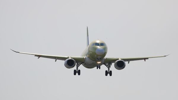 Самолет SSJ-100 с импортозамещенным оборудованием выполнил первый полет. - Sputnik Узбекистан