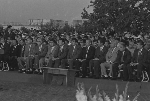 Ислам Каримов и другие официальные лица на праздновании Дня Независимости на главной
Празднование Дня независимости на главной площади страны. Ташкенте, 1992 год.
 - Sputnik Ўзбекистон