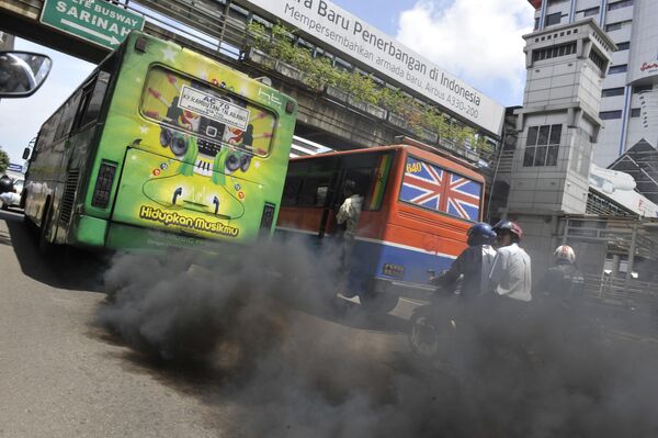 Основным источником смога являются выхлопные газы автомобилей, особенно старых. На фото: автобус, работающий на дизельном топливе, Джакарта, декабрь 2009. - Sputnik Узбекистан