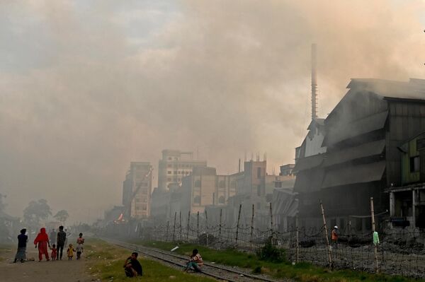 Еще одним источником загрязнения являются промышленные предприятия. Дымящие трубы сталепрокатного завода в городе Нараянганж в Бангладеш.   - Sputnik Узбекистан