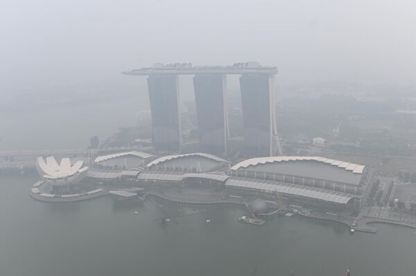 Лесной пожар в Сингапуре и соседней Малайзии привели к образованию плотного смога. Знаменитый отель  Marina Bay Sands в Сингапуре почти скрылся за дымом, сентябрь 2019 г. - Sputnik Узбекистан