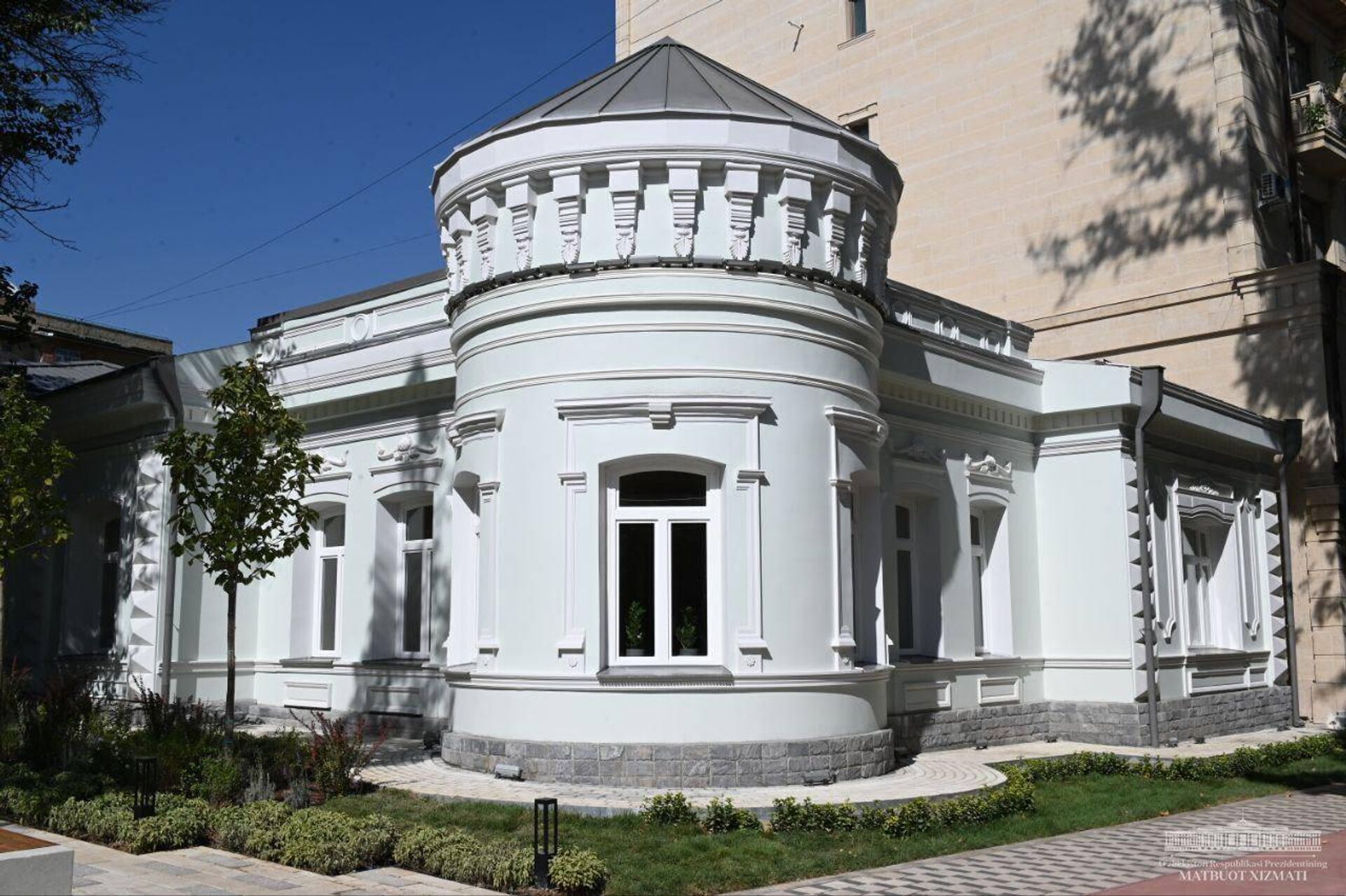 Шавкат Мирзиёев осмотрел отреставрированную детскую библиотеку. - Sputnik Узбекистан, 1920, 30.08.2023