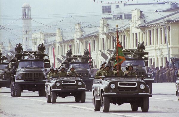 Автомобили УАЗ-469 участвовали в военном параде в дни празднования второй годовщины Саурской (Апрельской) революции в Афганистане 24 апреля 1980 года. - Sputnik Узбекистан