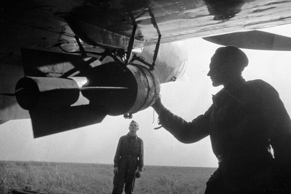 В октябре 1941 года из Москвы в Ульяновск эвакуировали часть цехов завода имени Сталина (ЗИС). К началу 1942-го цех боеприпасов выпустил свою первую продукцию —  авиационные снаряды для фронта. - Sputnik Узбекистан