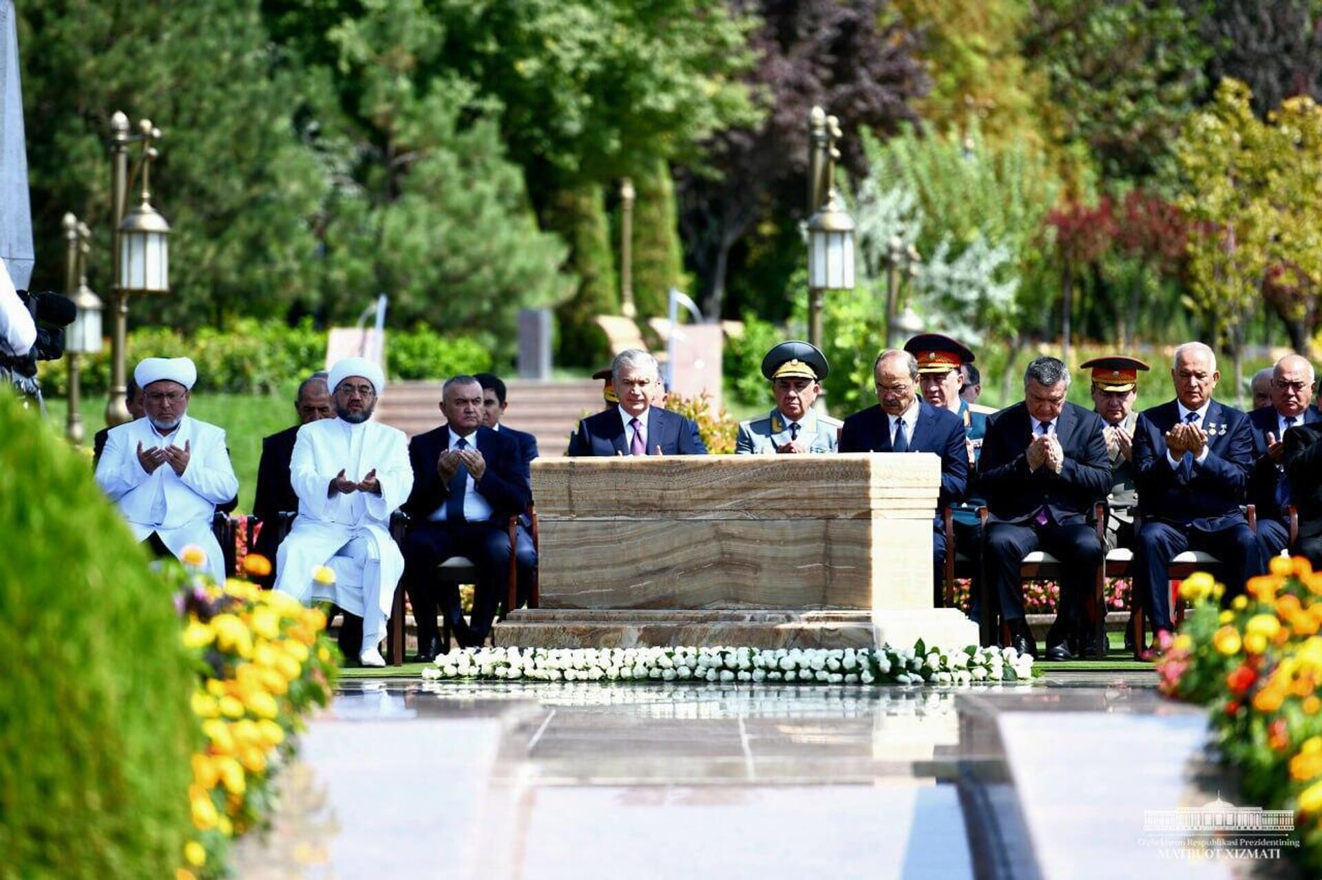 Церемония поминовения жертв репрессий на аллее Шахидлар хотираси. - Sputnik Узбекистан, 1920, 31.08.2023