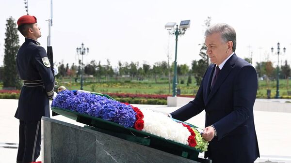 Шавкат Мирзиёев посетил парк “Янги Узбекистон” и возложил венок к подножию монумента Независимости. - Sputnik Узбекистан