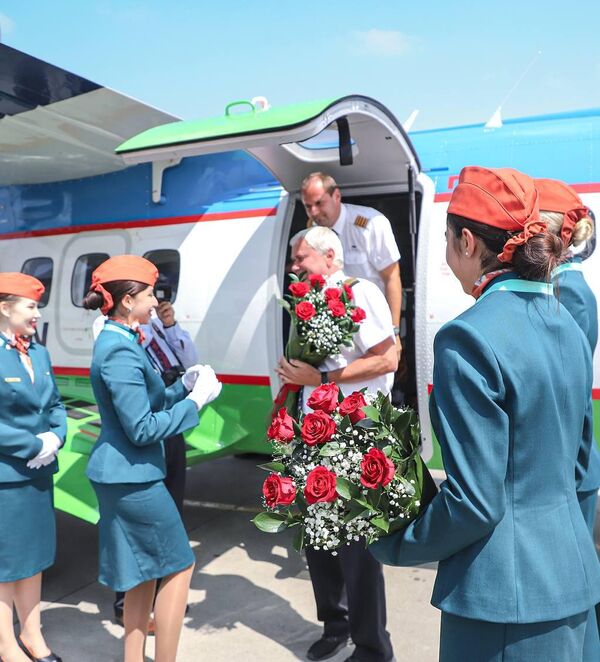 Uzbekistan Airways torjestvenno prinyal vtoroy samolet tipa LET L-410. - Sputnik O‘zbekiston