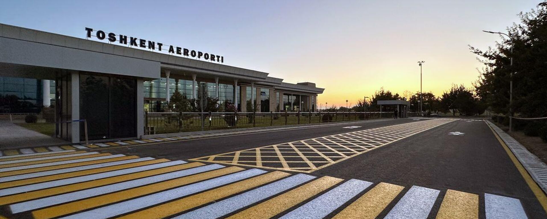 Привокзальная площадь терминала внутренних авиалиний открыта после реконструкции. - Sputnik Ўзбекистон, 1920, 08.08.2025
