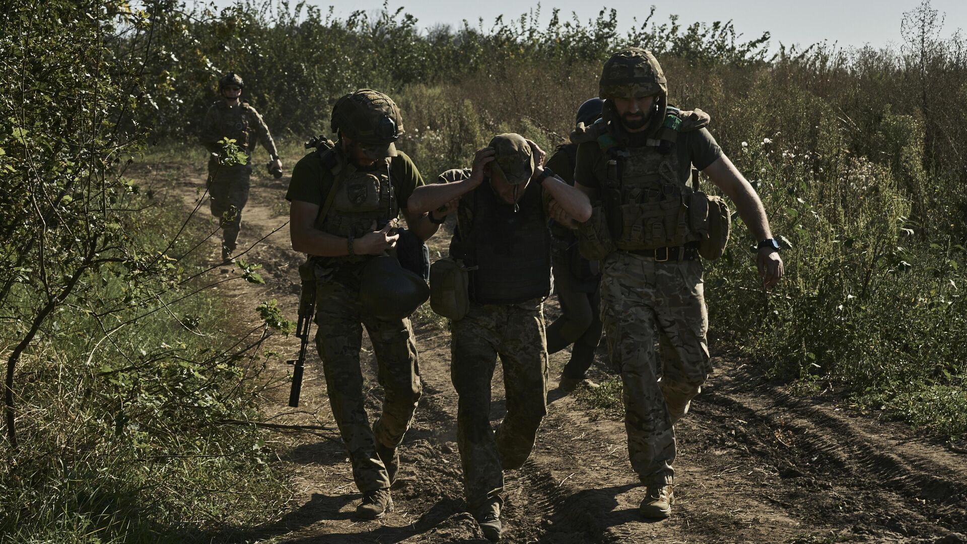 Украинские военнослужащие эвакуируют раненого солдата с передовой близ Бахмута, Донецкая область, 30 августа 2023 года. - Sputnik Ўзбекистон, 1920, 18.09.2023