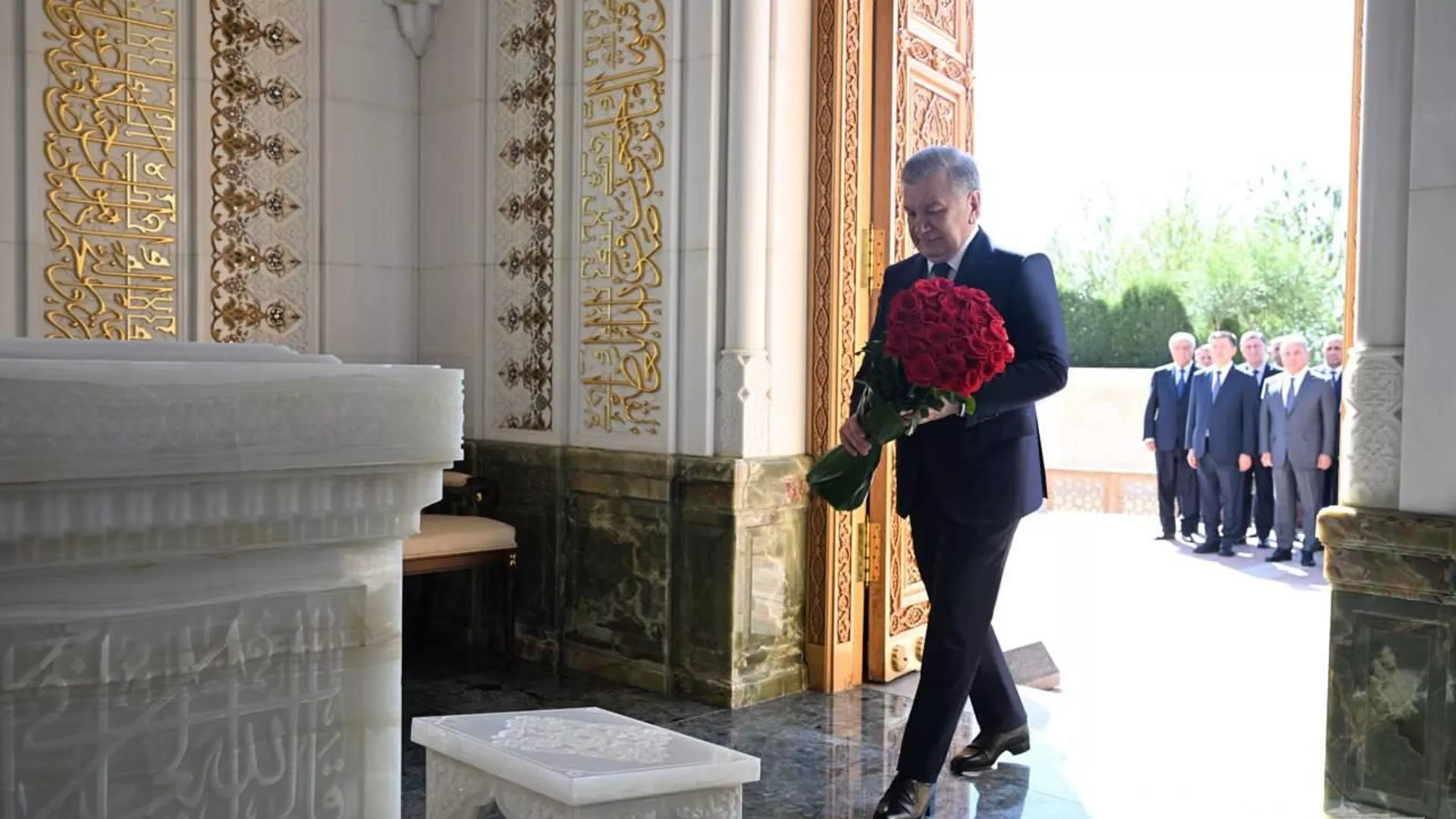 Shavkat Mirziyoyev Islom Karimov maqbarasini ziyorat qildi Shavkat Mirziyoyev Islom Karimov maqbarasini ziyorat qildi - Sputnik O‘zbekiston, 1920, 02.09.2023