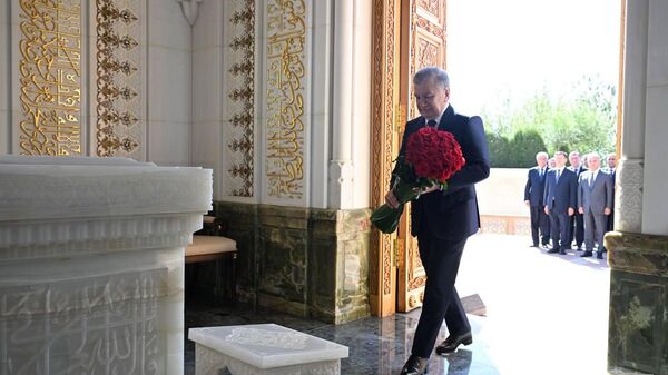 Shavkat Mirziyoyev Islom Karimov maqbarasini ziyorat qildi - Sputnik O‘zbekiston