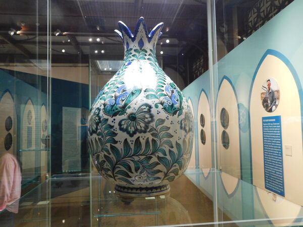 Они рассказывали сотрудникам музея о своем искусстве, особенностях настоящей риштанской керамики. - Sputnik Узбекистан