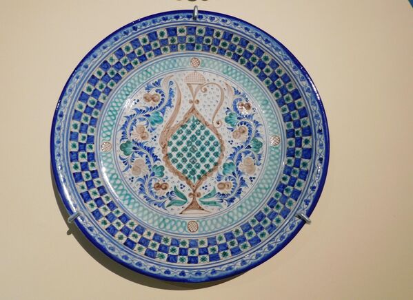 На экспозиции &quot;Новая керамика древнего Риштана&quot; москвичи могут увидеть удивительные ляганы, кувшины, вазы и другие керамические изделия ручной работы. - Sputnik Узбекистан