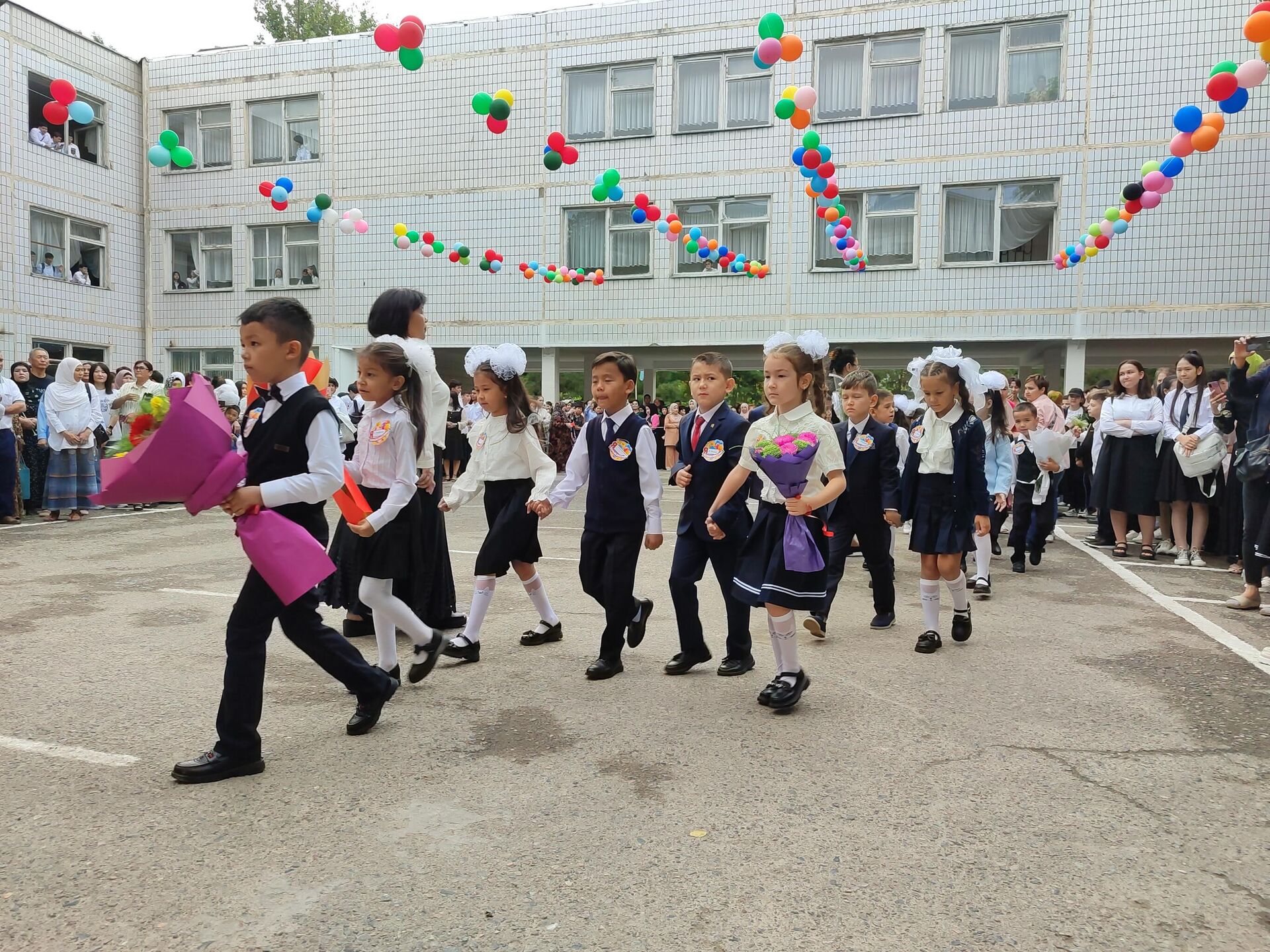 В Узбекистане стартовал новый учебный год - Sputnik Узбекистан, 1920, 04.09.2023
