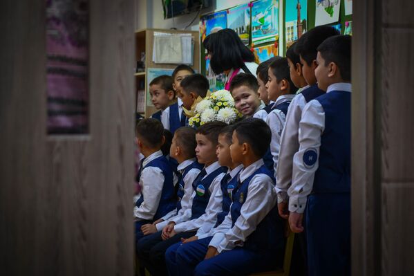 Первое общее фото новоиспеченных учеников с классным руководителем в школе № 191 города Ташкента.  - Sputnik Узбекистан