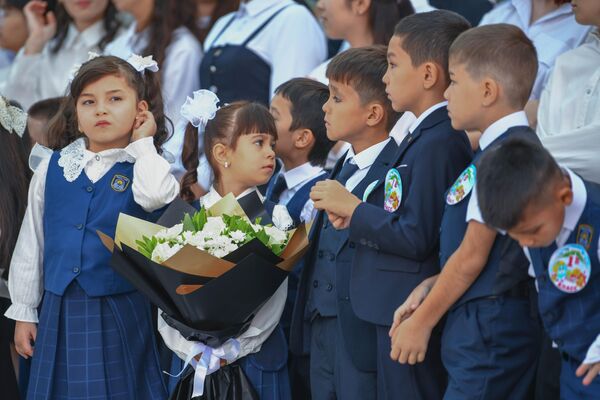 Девочка с букетом цветов рядом с одноклассниками на торжественной линейке в   школе № 191 города Ташкента 4 сентября. - Sputnik Узбекистан