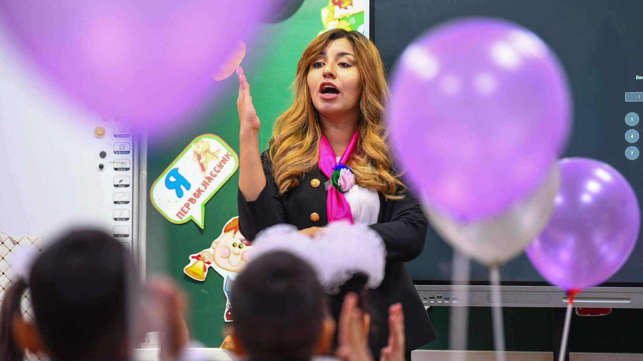 Ура, школа! 15 атмосферных фото первого учебного дня в школах Ташкента