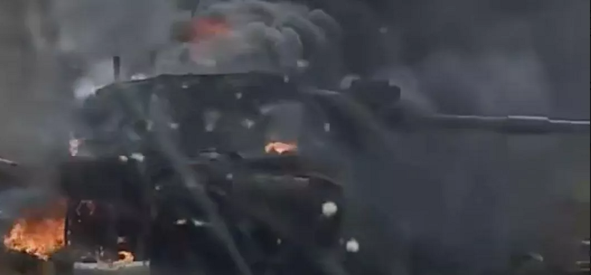 Уничтоженный британский танк Challenger 2 в зоне проведения СВО. Кадр видео - Sputnik Ўзбекистон, 1920, 05.09.2023