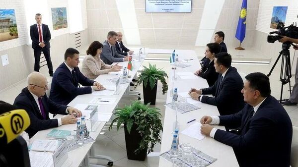 Парламентская делегация Узбекистана посетила БГПУ им. Максима Танка   - Sputnik Узбекистан