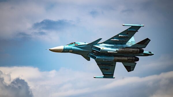 Полет истребителя-бомбардировщика Су-34 в зоне проведения спецоперации. - Sputnik Ўзбекистон